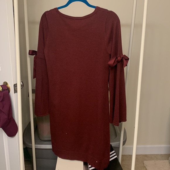 Mid-length long sleeve dress with arm ribbon ties - Picture 4 of 4